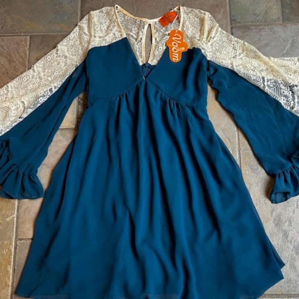 Voom by Joy Han Illusion Lace Bell Sleeves Flowy Dress Women's Size Large (8-10)